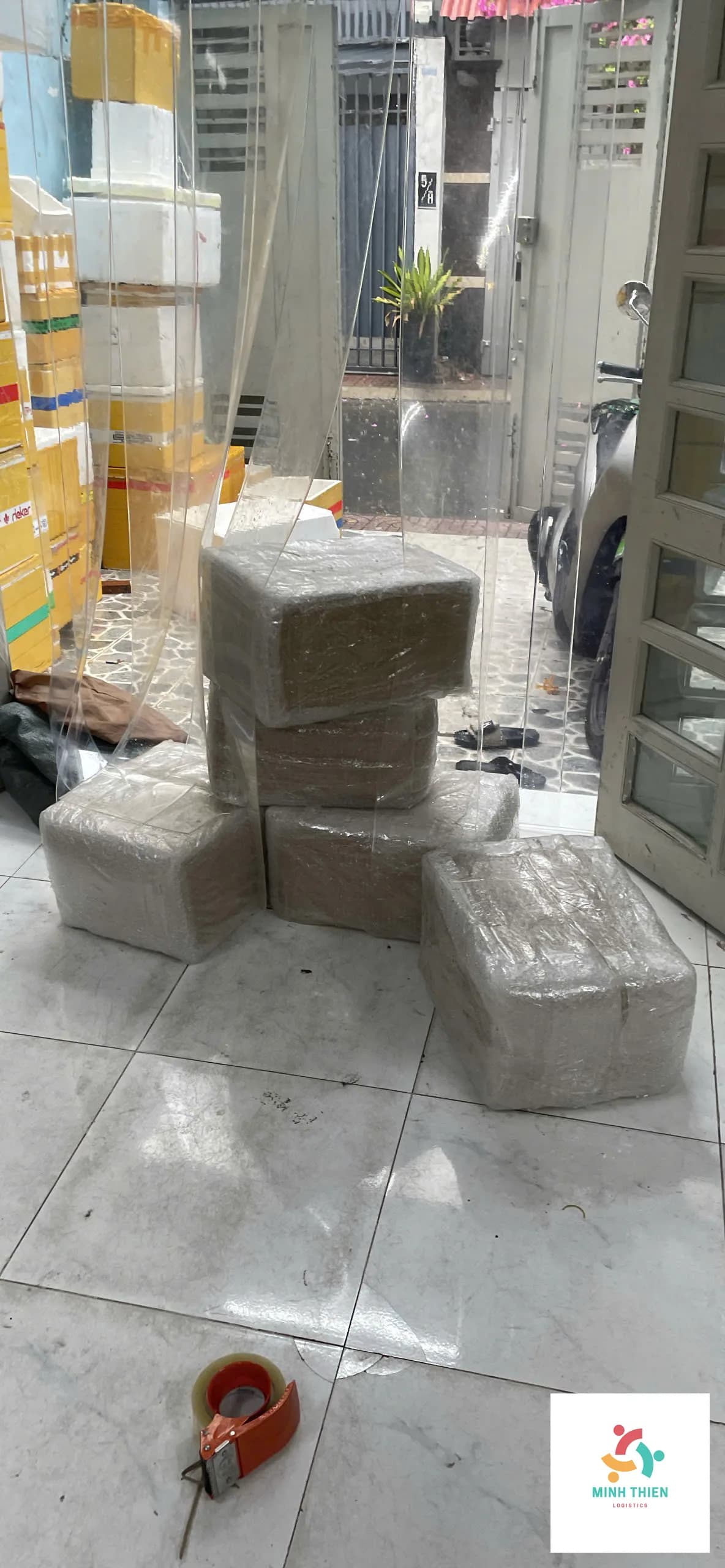 Gửi Điện Thoại Đi Thái Lan: Thủ Tục, Thuế & Cách Đóng Gói Chuẩn
