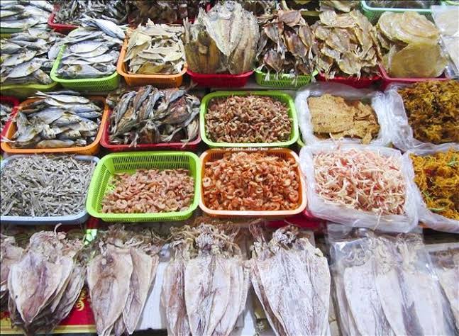 Thực phẩm khô, đặc sản Việt Nam gửi đi Úc — cần bao bì kín, nhãn mác và hạn sử dụng rõ ràng