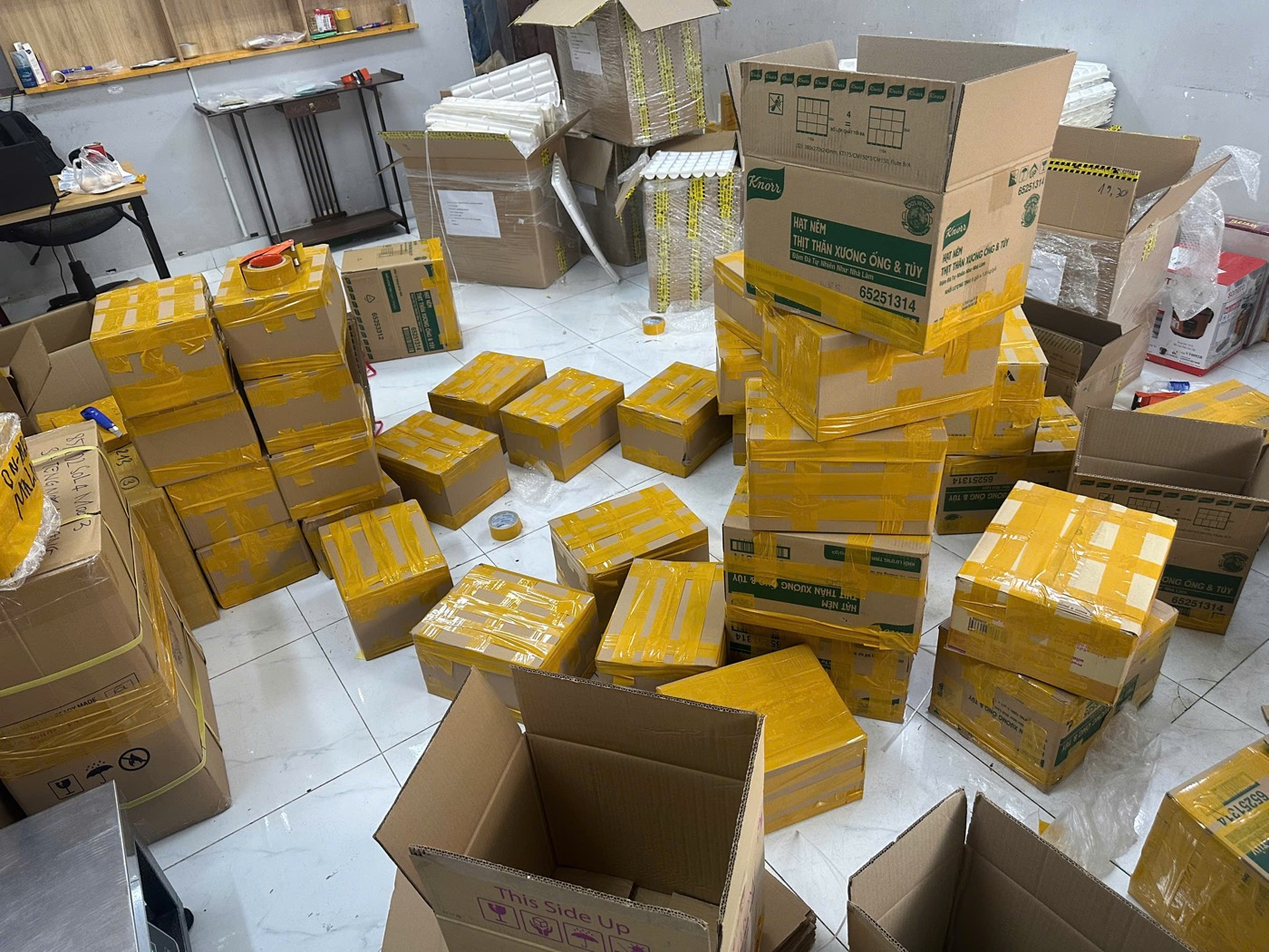 Kiện hàng được kiểm đếm, gia cố và đóng gói đúng tiêu chuẩn trước khi bay đi Úc